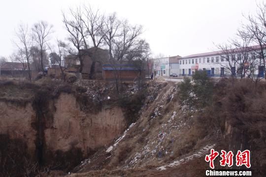 圖為未填黃土之前的安家寺大溝。慶城縣委外宣辦供