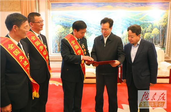 慶陽市3名全國(guó)勞動(dòng)模范和先進(jìn)工作者載譽(yù)歸來！贠建民盧小亨親切會(huì)見
