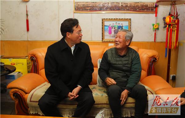 贠建民在西峰城區(qū)入戶調(diào)研供暖工作時強(qiáng)調(diào) 及時受理處置反饋群眾反映問題 全力以赴按標(biāo)準(zhǔn)做好冬季供暖工作