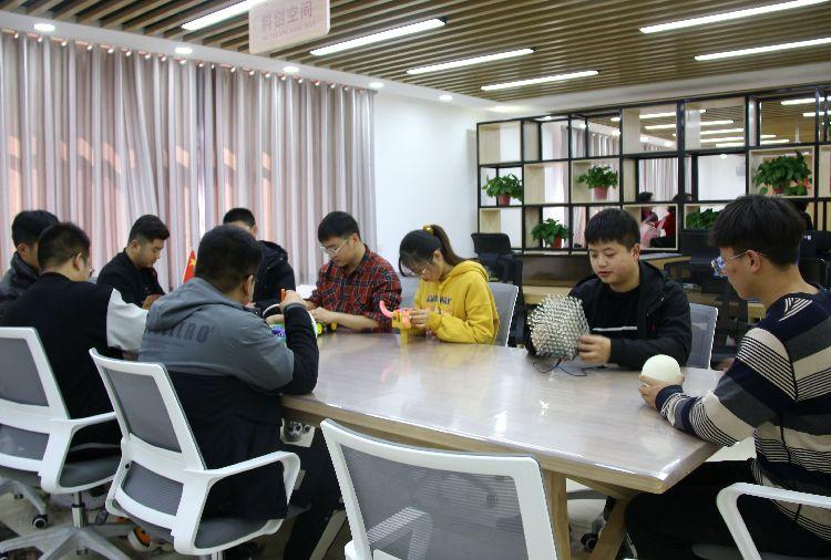 介子路社區(qū)360大學生社會實踐基地科創(chuàng)空間。  本報記者  盤小美  攝 