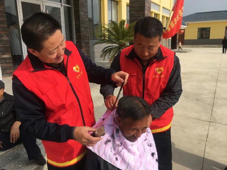慶陽市陽光志愿者協(xié)會志愿者在什社敬老院給老人理發(fā)。  通訊員  陽光  攝  