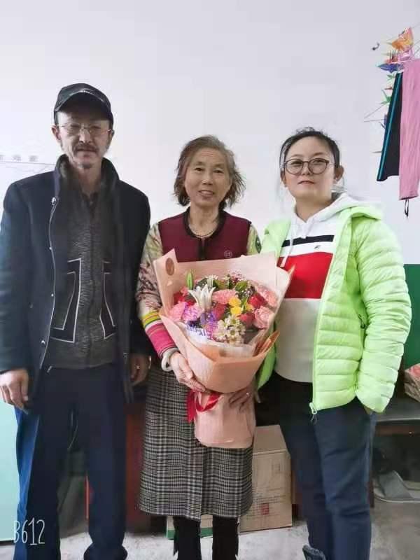 李桂芝和女兒牟鯤鵬、丈夫張順在一起