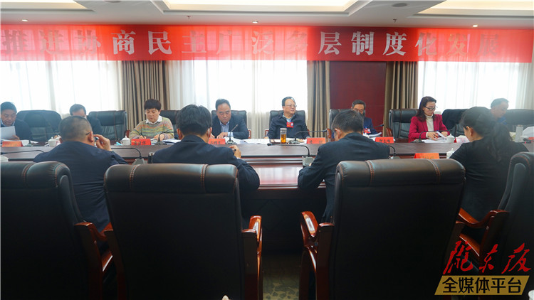 李銀在參加市政協(xié)四屆五次會議分組討論時強(qiáng)調(diào) 把握新方位 擔(dān)當(dāng)新使命 為加快建設(shè)幸福美好新慶陽獻(xiàn)計(jì)出力