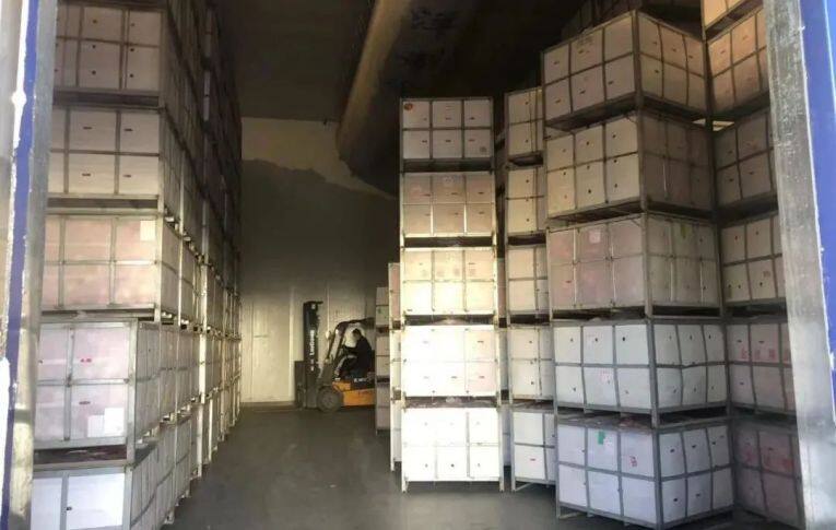 恒溫保鮮冷藏庫(kù)里存放的裝滿蘋果的果筐。