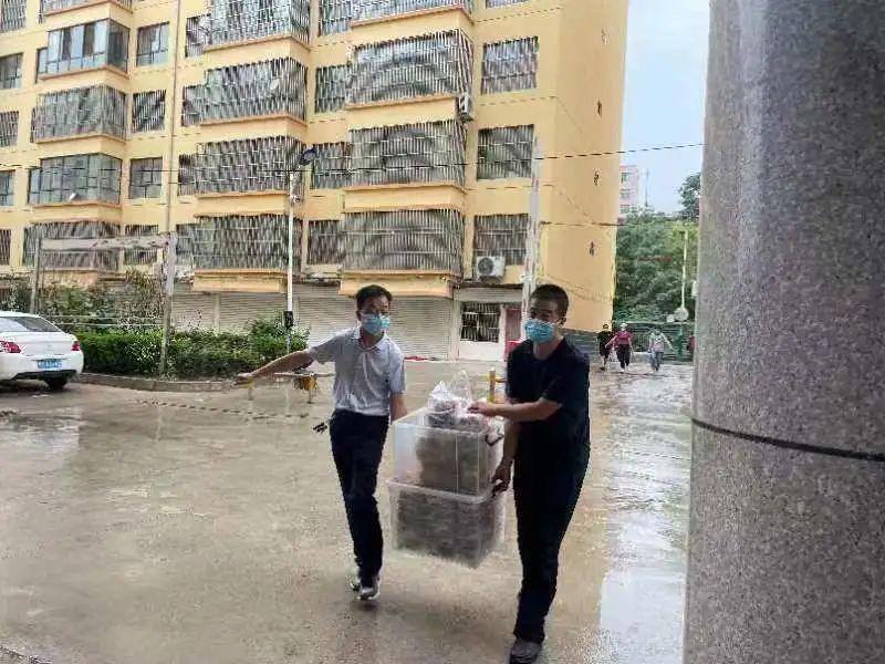 看到路邊的醫(yī)護(hù)人員，鎮(zhèn)原這對80后夫妻果斷做了一個決定！