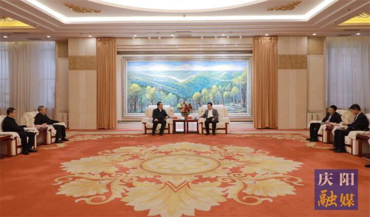 黃澤元與長慶油田分公司執(zhí)行董事、黨委書記李戰(zhàn)明和總經(jīng)理、黨委副書記余浩杰一行座談