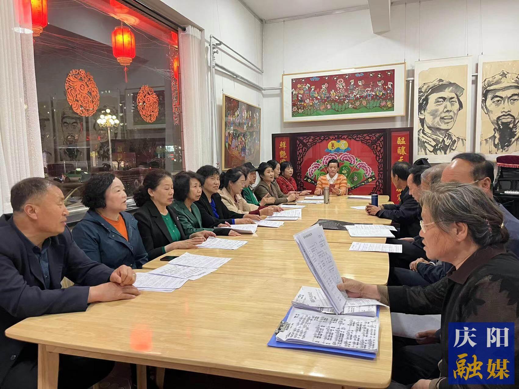 華池縣文化館民歌合唱團(tuán)的成員在練習(xí)隴東民歌。