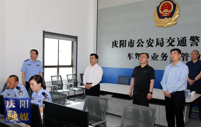 黃澤元在調(diào)研道路交通安全和運輸執(zhí)法領(lǐng)域?qū)ｍ椪吻闆r時強(qiáng)調(diào) 高度警醒 綜合施策 突出重點 注重實效 全力提升道路交通安全管理水平