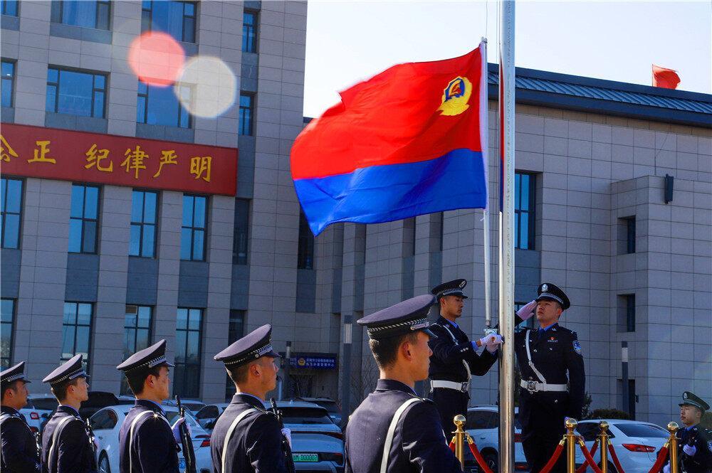 【攝影報道】慶陽市公安局西峰分局舉行升警旗儀式，慶祝第四個中國人民警察節(jié)