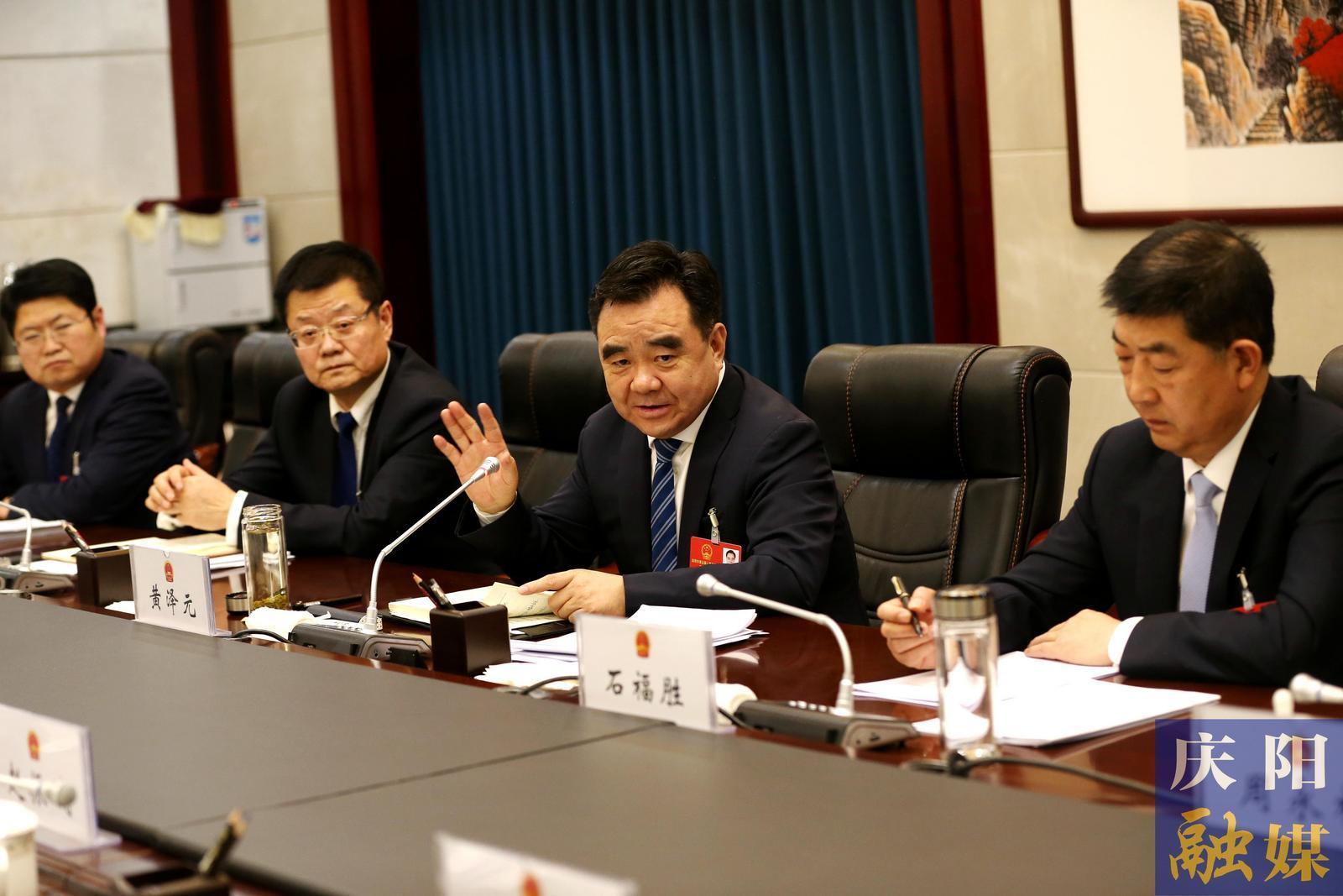 黃澤元在參加鎮(zhèn)原縣代表團(tuán)審議時(shí)強(qiáng)調(diào) 發(fā)揮比較優(yōu)勢 創(chuàng)新發(fā)展舉措 加快推進(jìn)縣域經(jīng)濟(jì)高質(zhì)量發(fā)展