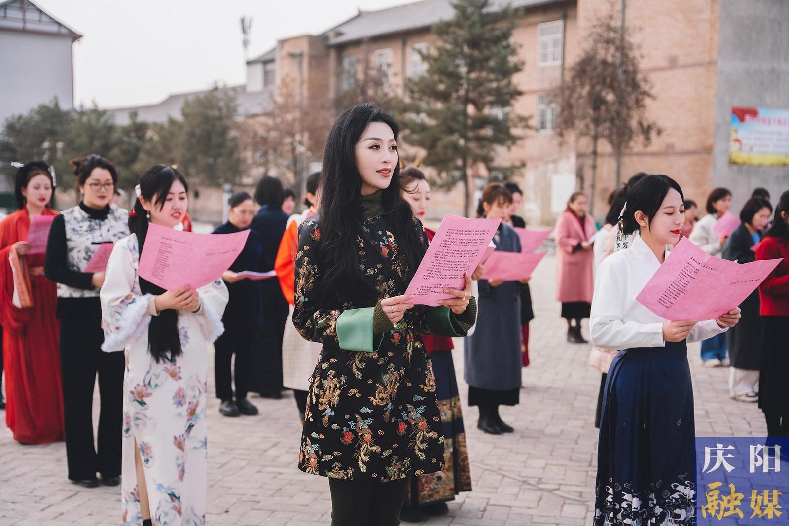 【攝影報(bào)道】春日有約不負(fù)芬芳 ——市委宣傳部、市委統(tǒng)戰(zhàn)部、市融媒體中心女職工攜手共慶“三八”國(guó)際勞動(dòng)?jì)D女節(jié)
