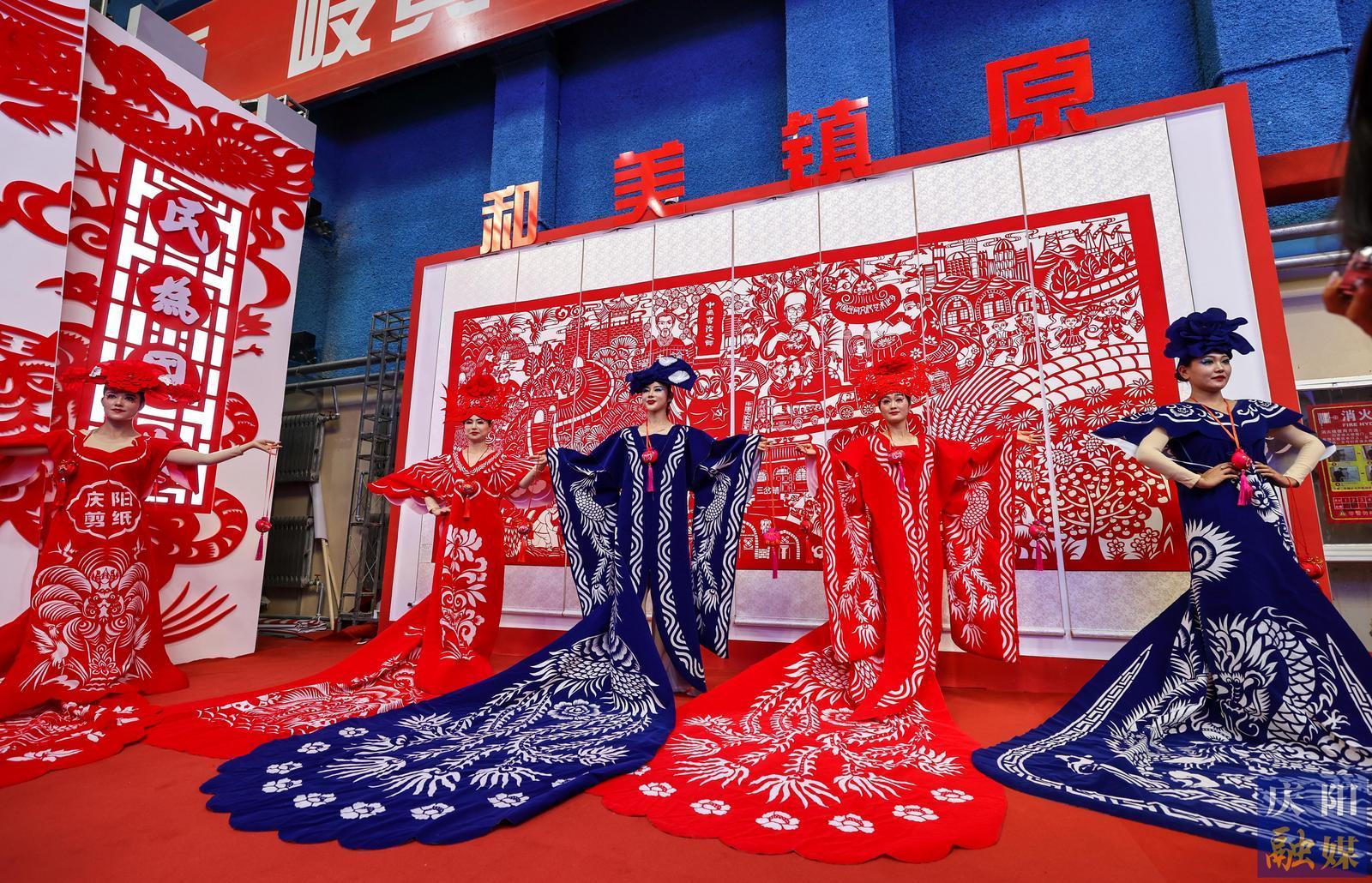 【攝影報道】香包、刺繡、剪紙……慶陽民俗文化精品展區(qū)中哪些展品驚艷到你