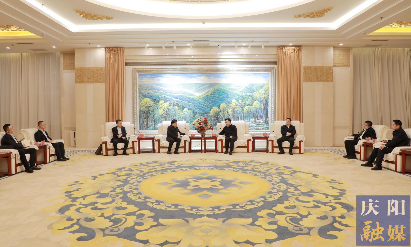 黃澤元周繼軍與中國農(nóng)業(yè)銀行甘肅省分行黨委書記、行長吳崗一行座談