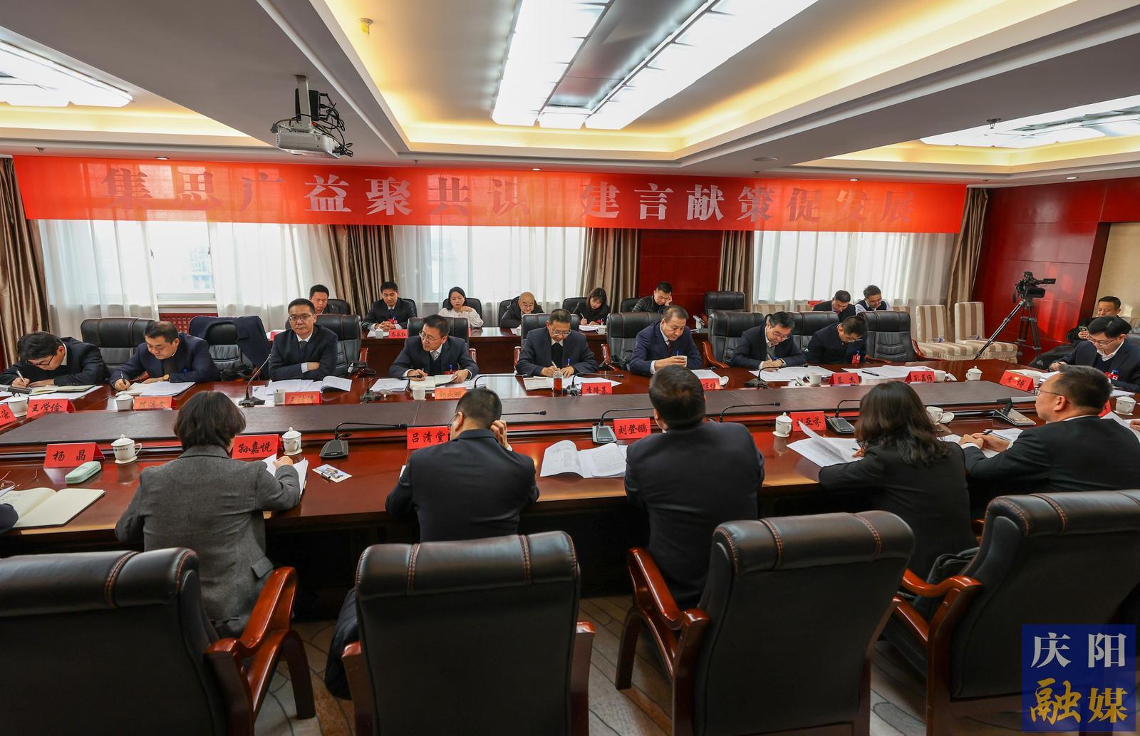 慶陽市政協(xié)委員分組討論政府工作報告和計劃、財政報告
