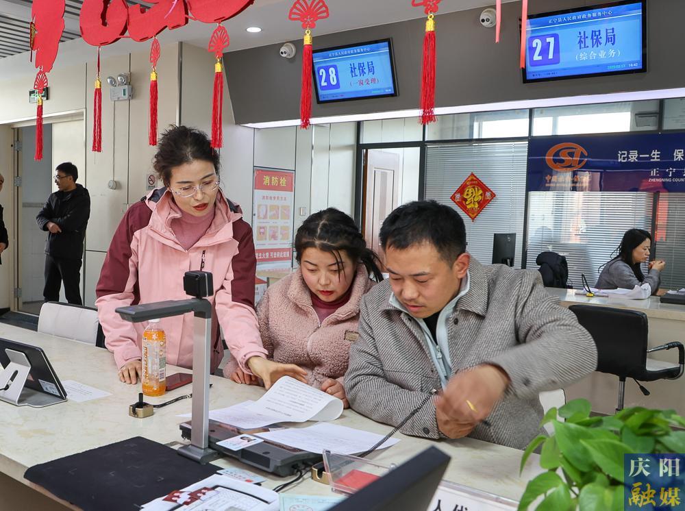 【攝影報道】正寧縣“小寧幫辦”：政務(wù)服務(wù)新亮點，提升群眾滿意度