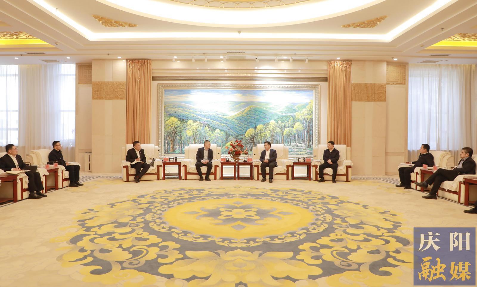 黃澤元周繼軍與中國(guó)農(nóng)業(yè)發(fā)展銀行甘肅省分行黨委書記、行長(zhǎng)金雷一行座談