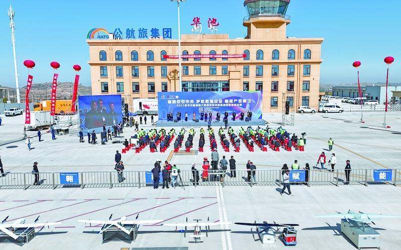 2025數(shù)字中國創(chuàng)新大賽·低空經(jīng)濟賽道·特別報道丨無人機秒變“巡檢尖兵”！全國首次油田巡檢挑戰(zhàn)賽在慶陽舉行