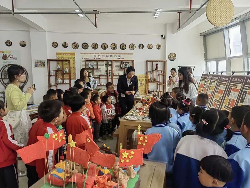 西峰區(qū)兩所幼兒園57名師生走進區(qū)青少年綜合實踐基地開展游學活動