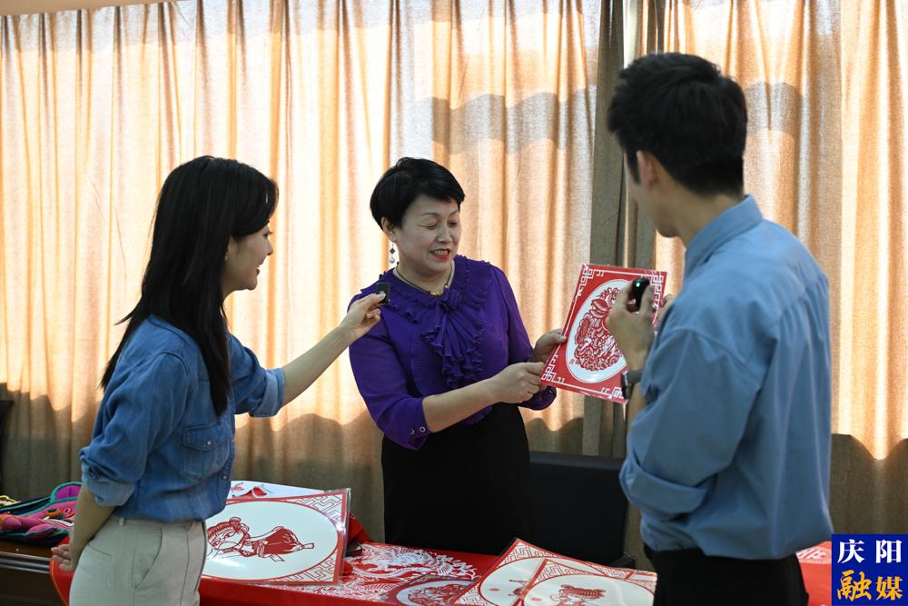剪紙藝人介紹慶陽(yáng)剪紙。