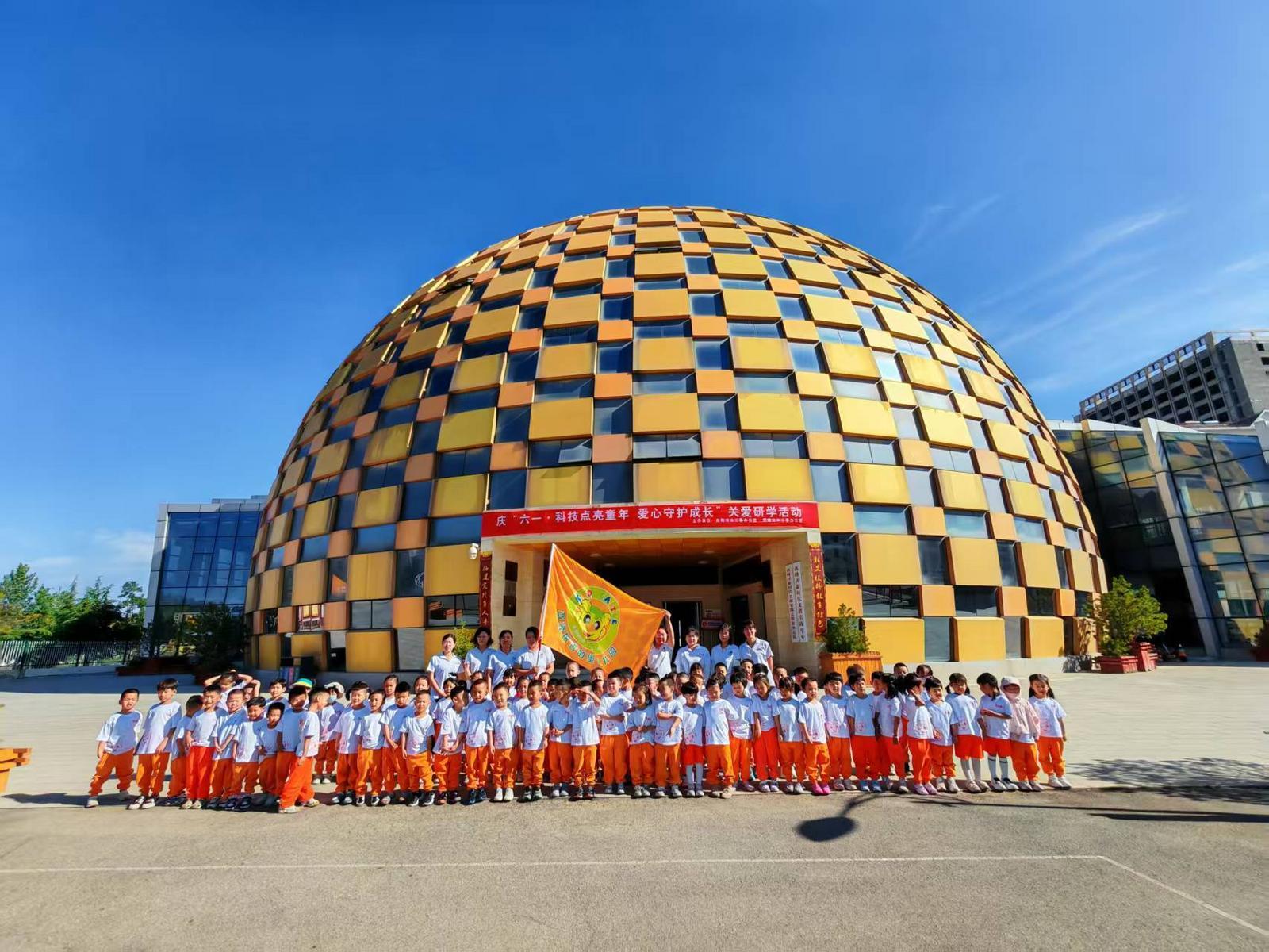 童心探趣新課堂  夏日游學(xué)樂成長——西峰區(qū)青少年活動中心開展“童心探趣新課堂  夏日游學(xué)樂成長”游學(xué)活動