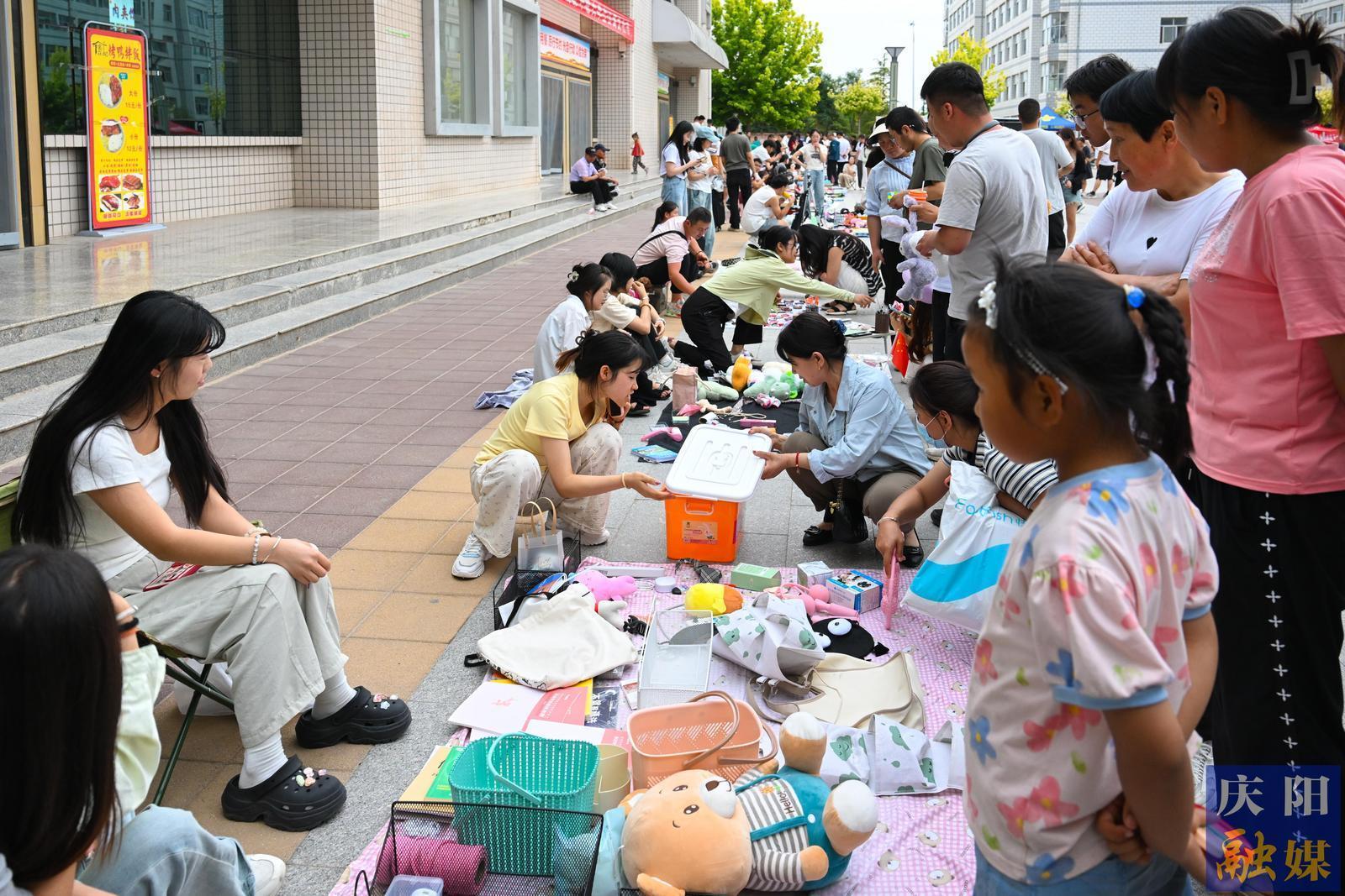 【攝影報道】隴東學(xué)院畢業(yè)季“跳蚤市場”傳遞校園溫情
