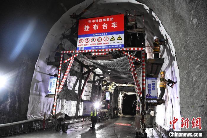 甘肅首條自主投資鐵路迎突破！天隴鐵路首條特長隧道貫通